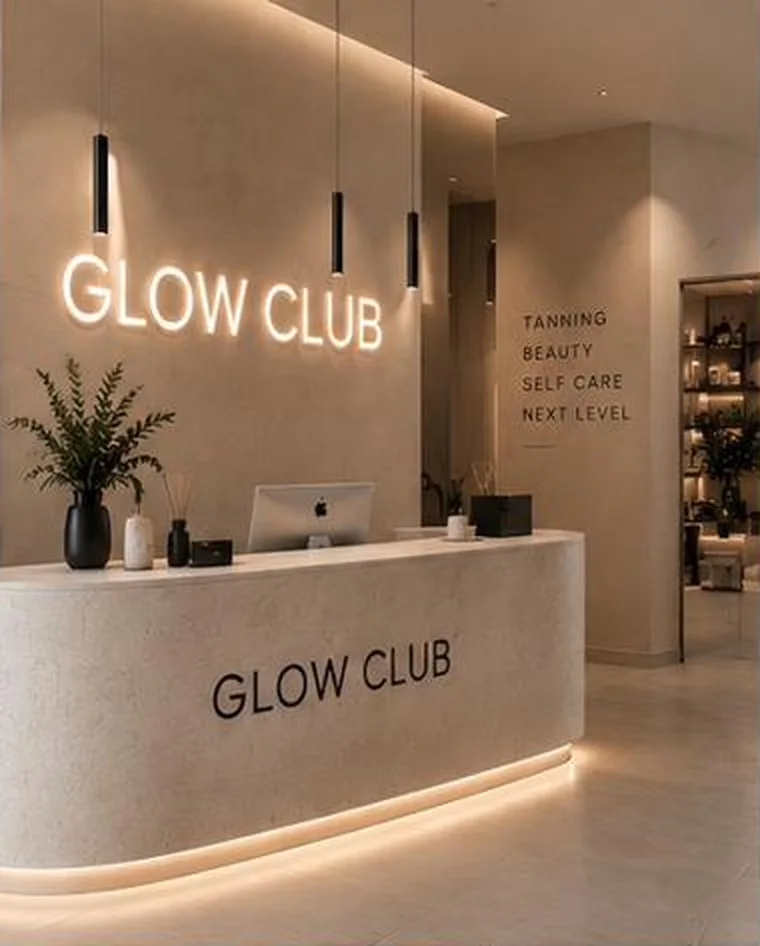 L’accueil du studio Glow Club, logo lumineux et comptoir arrondi (image d’intention)