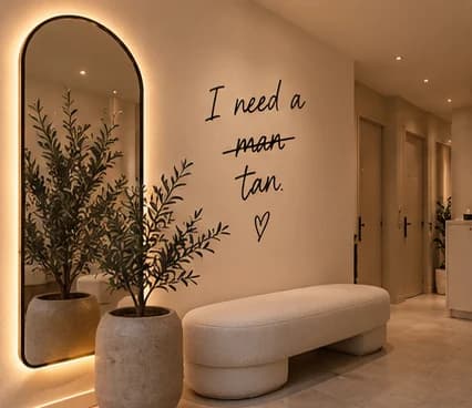 Le lounge, son miroir arche et le mur « I need a man tan. » (image d’intention)